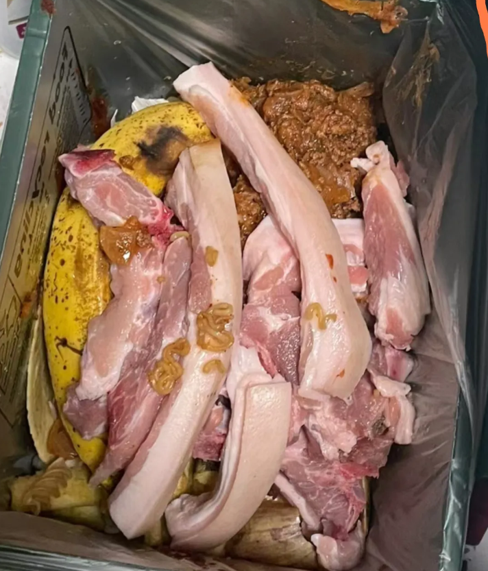 今天开除了食堂阿姨。事情是这样的，年底了做了一下抽查，看见垃圾桶里有完好的肉。就