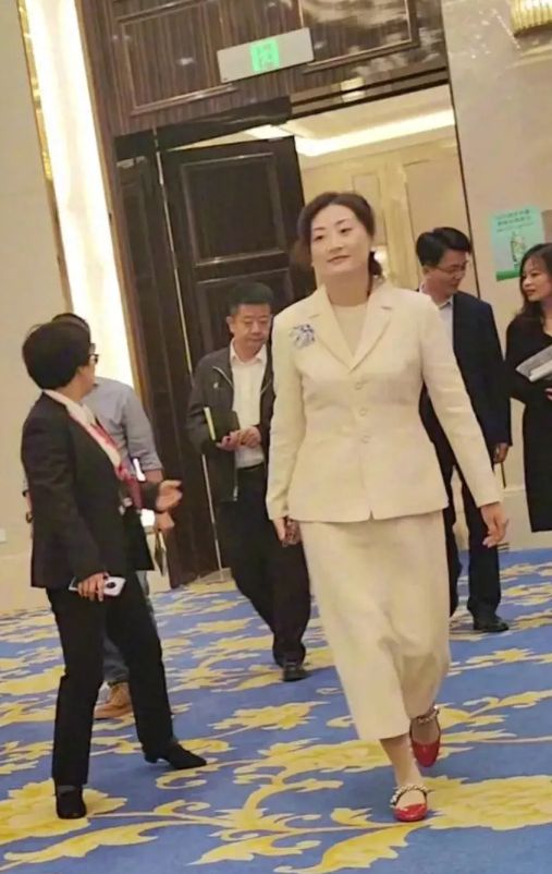 娃哈哈经销商大会: 宗馥莉挨个敬酒好谦虚 网友: 和她爸一样没有架子！在最近的娃