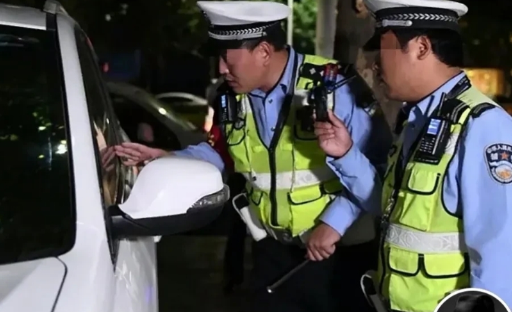 “管得太宽了？”河北石家庄，民警发现路边的车开着双闪和音响，一醉酒男子在车内睡觉