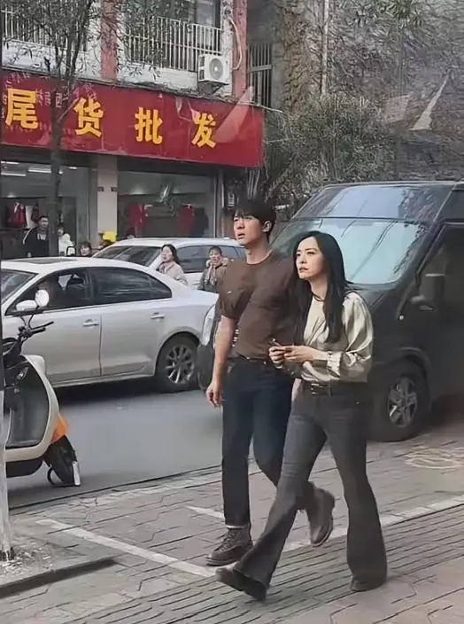 没有了包装，和普通人没什么两样。