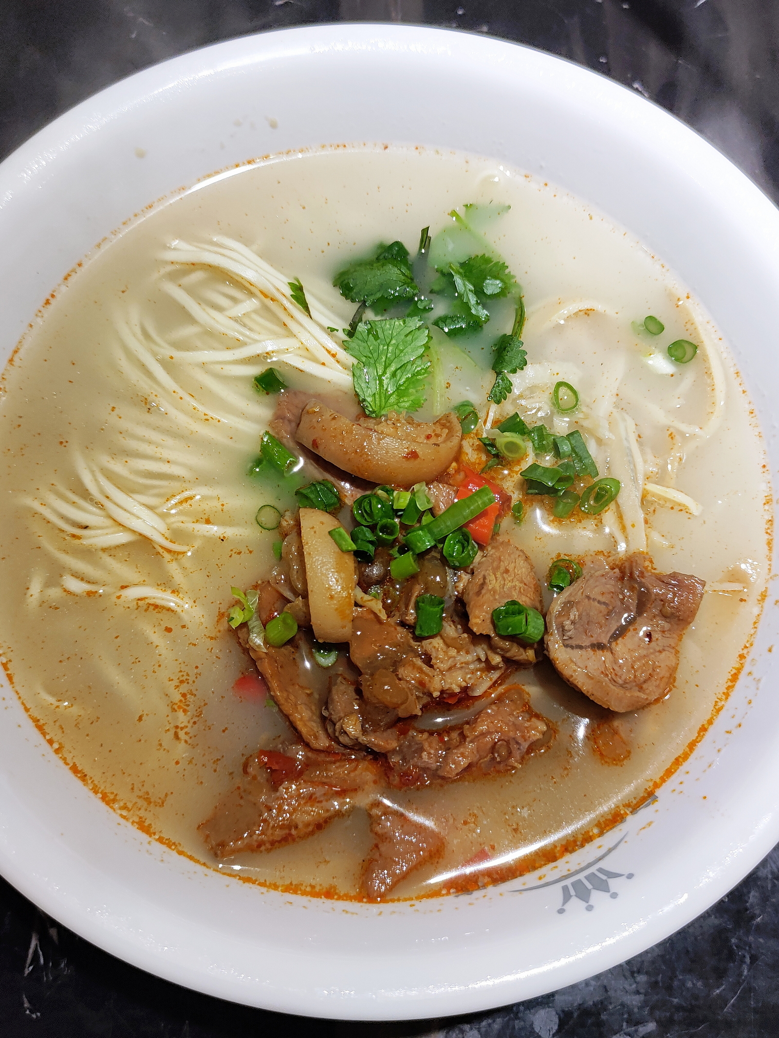 早餐，带皮黄焖羊肉面，加了点上汤笋丝，羊肉的质地很好，瘦肉也弹牙，还可以任吃，舒