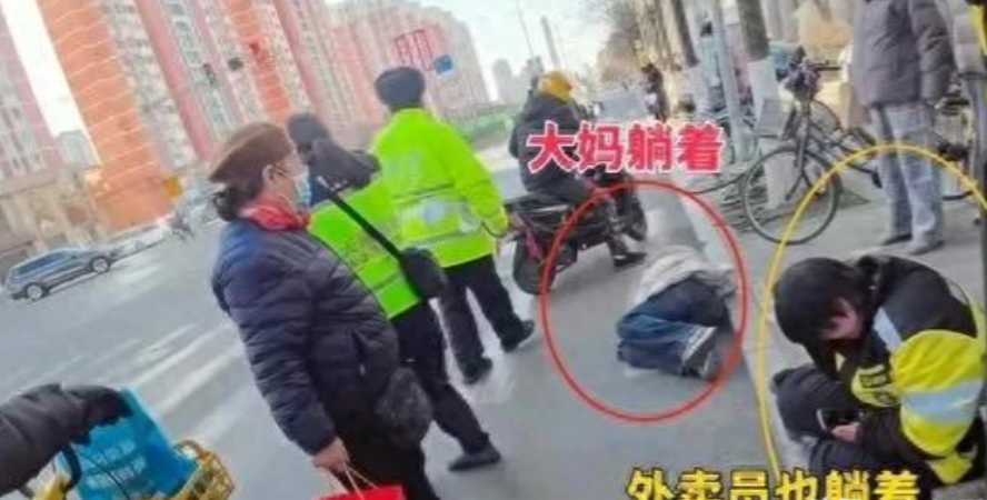 天津，女外卖员小莉在送餐途中与大妈张婶不慎发生碰撞，经交警判定，小莉负全责。小莉