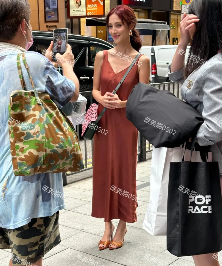 郑嘉颖的老婆陈凯琳本人真漂亮，同样是选美出身的她跟李嘉欣很像，是那种非常惊艳的浓