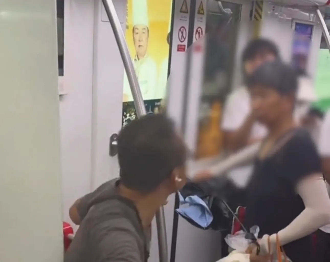 老人殴打小伙，抢座位
事发浙江杭州，一位老人在地铁上殴打小伙子，要求他让出爱心专