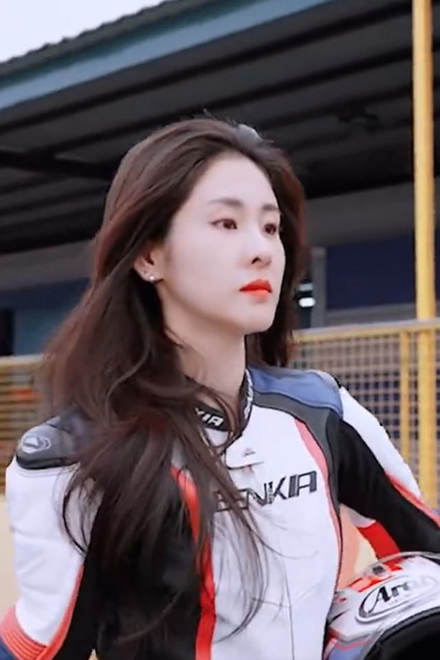 #张碧晨玩机车是因为赵丽颖#身为路人，才知道赵丽颖和张碧晨是好闺蜜。张碧晨喜欢机