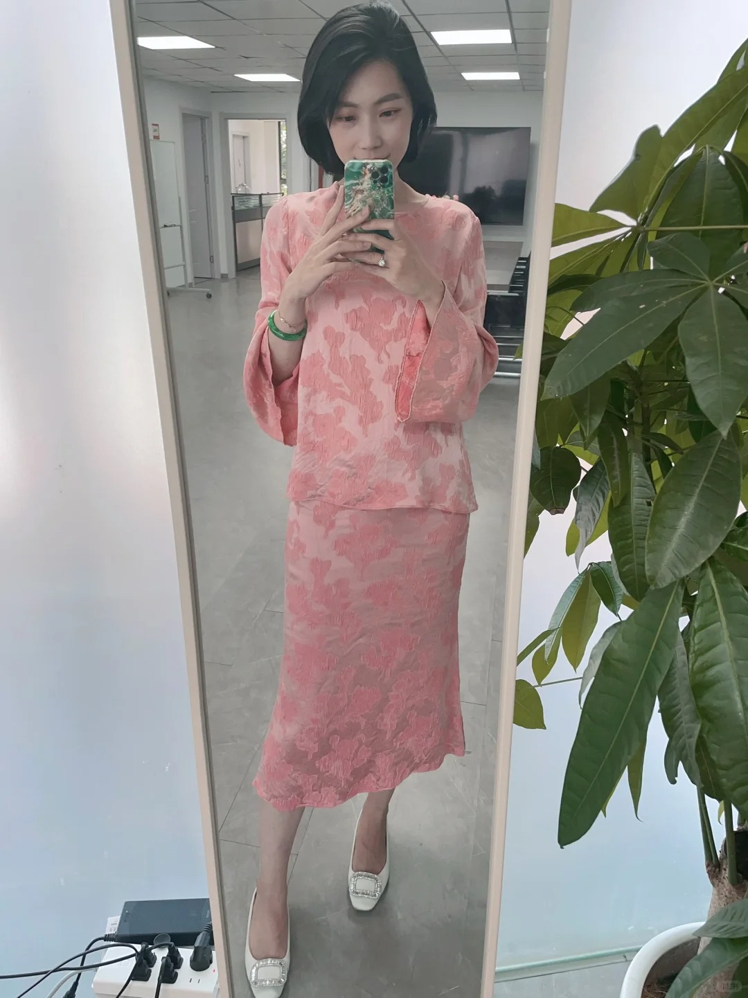 咱就说粉色的老黄瓜刷绿漆土不土？
这套新中式买了两年了，每次拿出来穿褒贬不一得厉