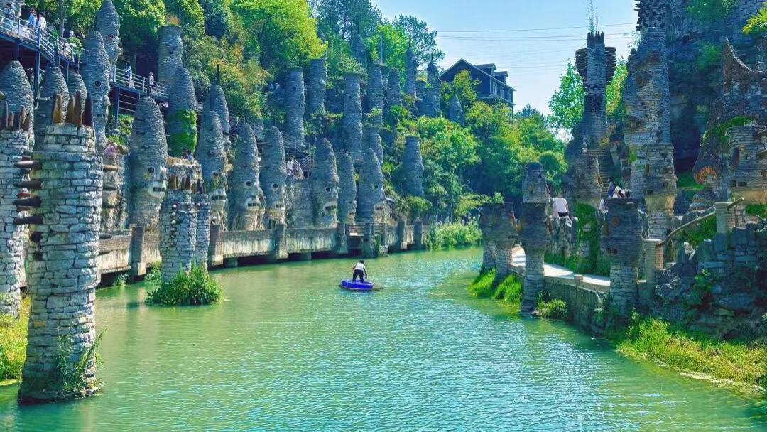 均温23°，被《国家地理》评选为“全球最佳旅行目的地”，国人却以为还没修公路~