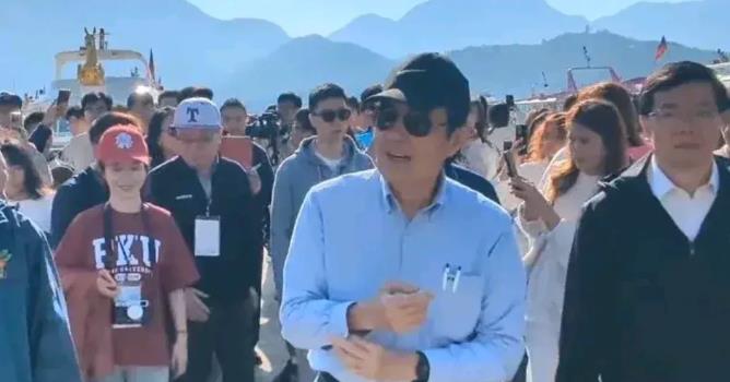 马英九今天亲自率陆生团游览日月潭！

马英九基金会邀请陆生参访团来台，今天开启第