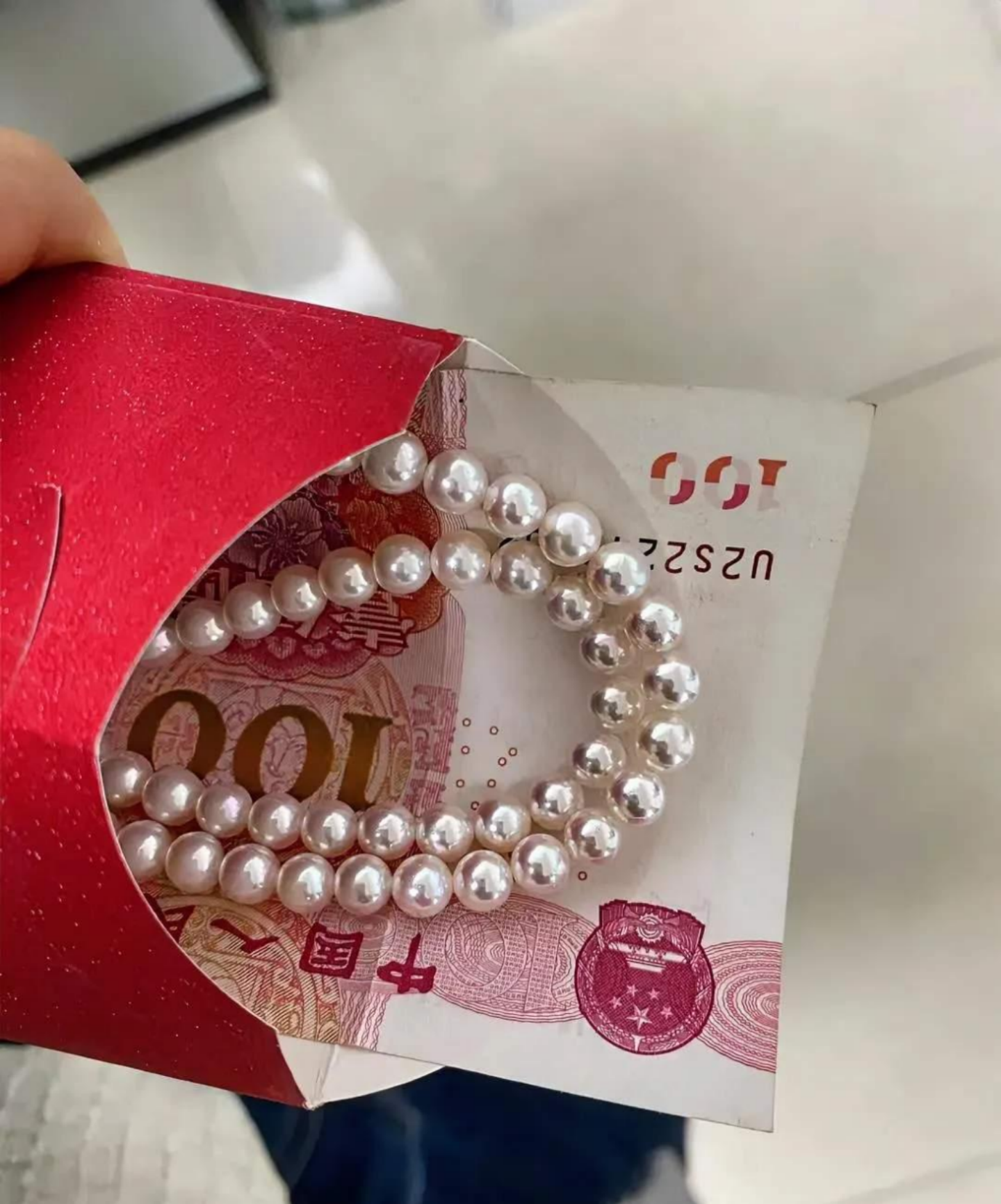 我女儿谈个对象，第一次到她男方家。
女儿第一次去男朋友家，带回来一个特别的红包，