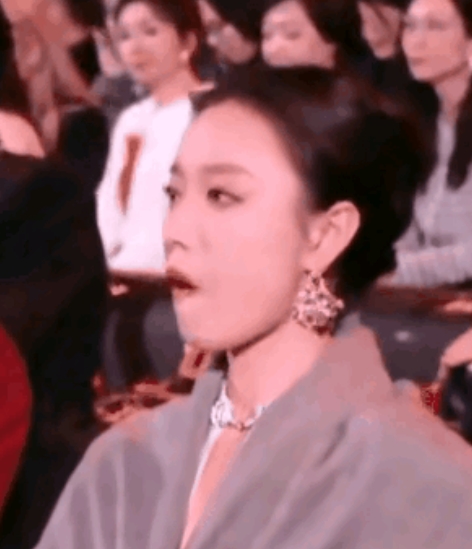 这个女人是不是有点飘啊！嘴里嚼着东西，一副满不在乎的样子，给人一种特别傲慢的感觉