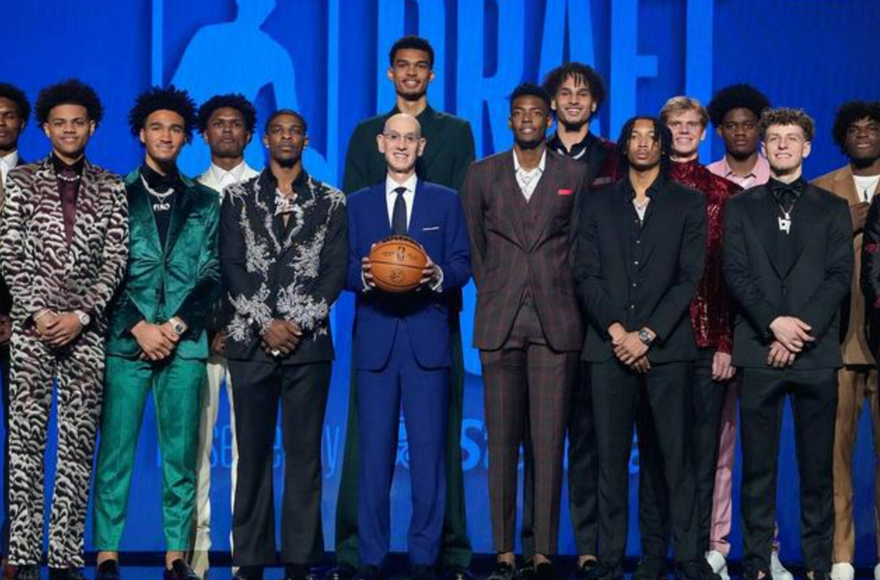 今天NBA官方再度更新了23届新秀最新一期的排名榜单，文班亚马依旧稳稳占据第一位