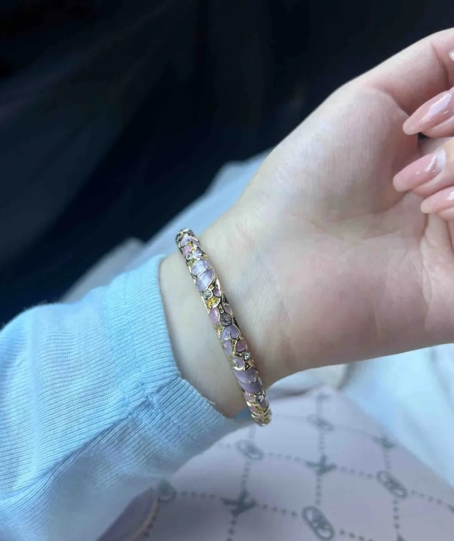 女人呐，生活必须要有仪式感

精致排场更是不能少
首饰就是关键一环
瞧，别人不是