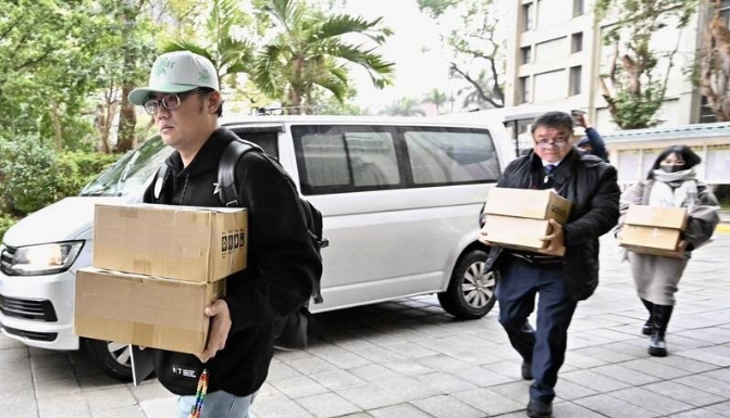 台湾18团体提罢免案                              