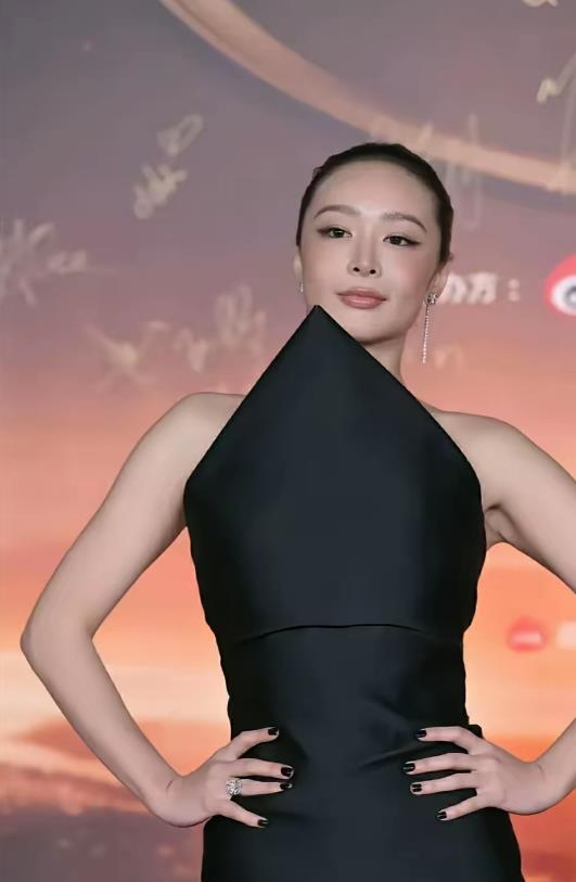 高叶这礼服妮可·基德曼也穿过，但妮可有180高，所以那个尖正好到下巴。