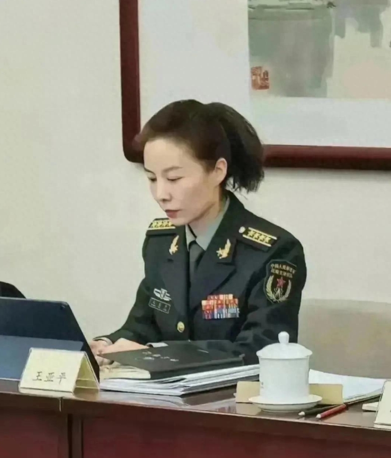 请问这个漂亮姐姐是什么军衔呢？有没有懂这方面的人，其实我对军衔没什么兴趣，我只是