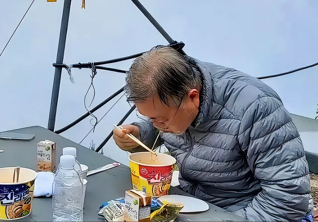 做过总统，什么世面没见过？最后返璞归真，才是大智慧者。
图为韩国前总统文在寅在街