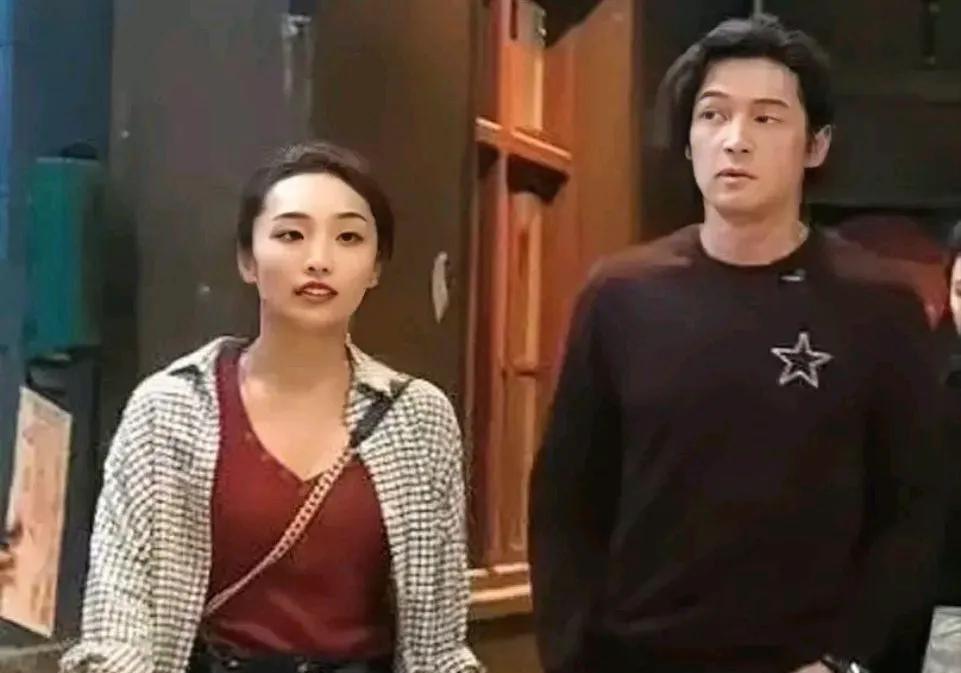 胡歌老婆黄曦宁，其实挺可怜的，我认为：
第一：胡歌官宣两人婚讯的时候，女儿都出生