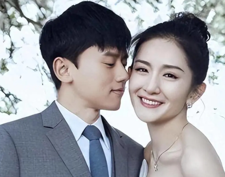 谢娜张杰牵手游西塘，恩爱如初惹人羡