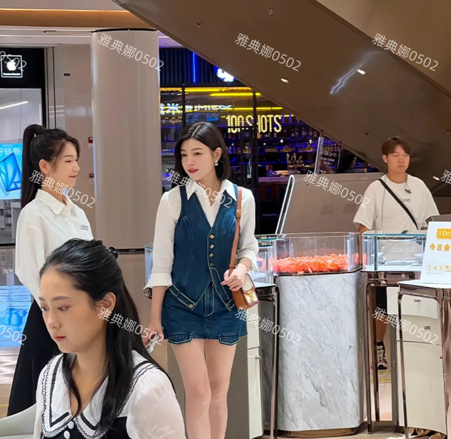 杭州龙湖西溪天街偶遇陈妍希拍戏，她本人虽然个子不高但比例特别好一双美腿又细又直，