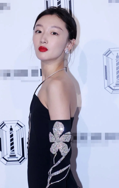 周冬雨与前排小花们的表面情谊