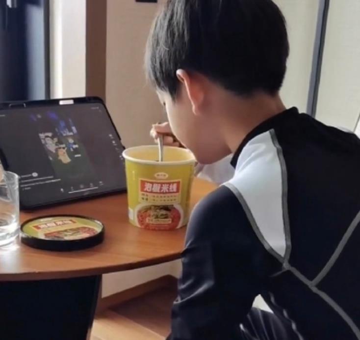 爱玩电子产品的霖霖有意疏远汪小菲，有时汪小菲去了宝岛都见不到霖霖。
 
汪小菲应