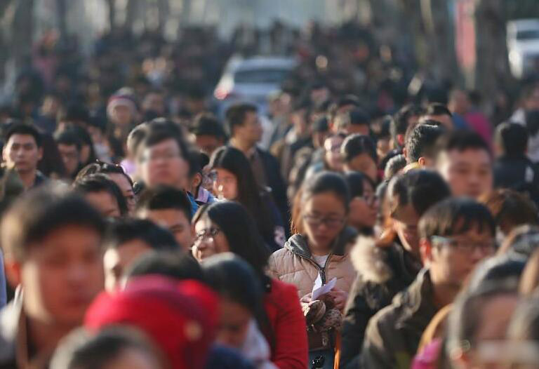 名校大学生参加公务员考试不见得就一定比普通高校毕业生表现好！
有些知名大学毕业生