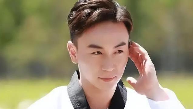 热搜！36岁释小龙近照曝光：香烟、中药不离手，沧桑、憔悴引热议