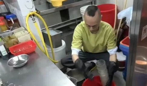有媒体报道TVB演员戴耀明居然转行在餐厅里当服务员，每天要做洗碗、送餐、点单、倒