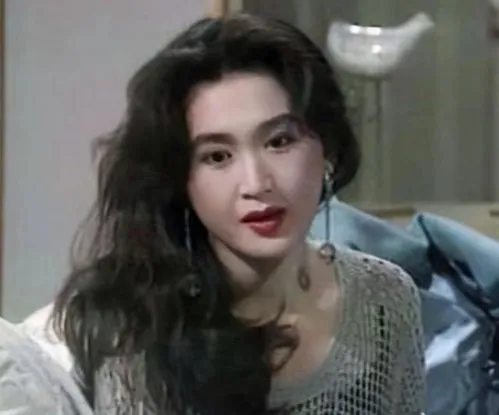 在一场婚礼现场，58岁的温碧霞宛如仙子降临，瞬间吸引了所有人的目光。她身着一袭白