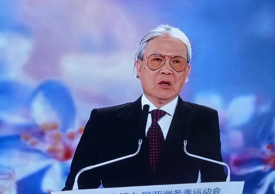 我说这个发言的人是霍震霆，霍启刚的爸爸，我老公不信。老公说哪能是他呀，这是个外国