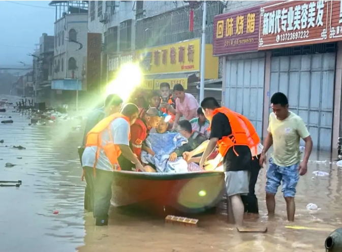 这就是梅州救援人员救人的真是现场！

在洪灾面前，救援人员无惧危险，逆流而上。
