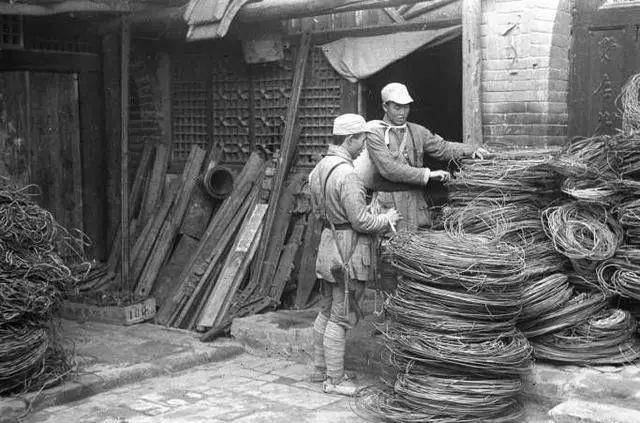 抗战中期，我姥爷在新四军后勤部门工作，据他回忆，1942年之后，经费就已经不是大