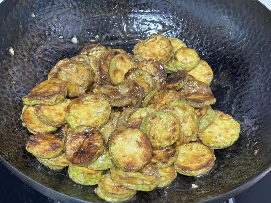 最近茄子这个做法火了, 不加水不过油, 软嫩入味, 一周5次不嫌多