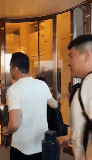 杨坤牛！最近有他的一则视频火了。视频里，杨坤刚下车，此时一名男粉丝上前想去跟杨坤