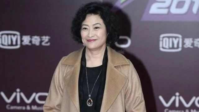 许娣优雅又贵气，穿黑色长裙+深色外套大衣，越来越时髦了！