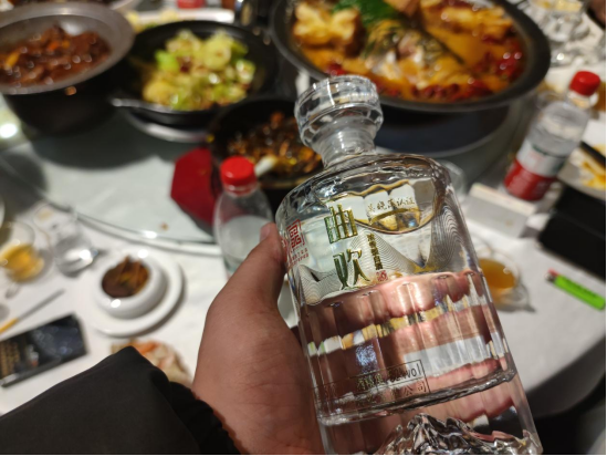 太不要脸了！6位退休3个月的教师，到江西景德游玩，吃饭时，自带2瓶白酒，点了一盘