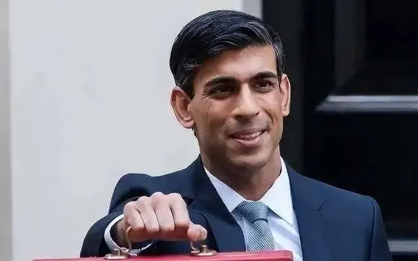 逃离至美国？这位印度裔的英国前首相苏纳克，其个人财富高达60亿英镑，在任期间却导