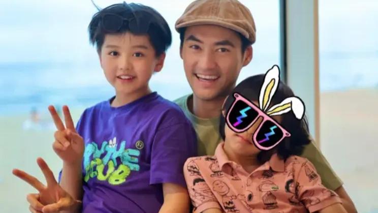 袁弘一家澳洲度假被偶遇，6岁儿子四坨身高追腰，颜值碾压爸妈，网友直呼太像张歆艺！