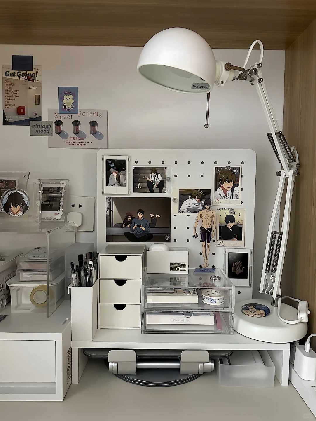 洞洞板装饰完毕🙌🏻
#洞洞板
最近又想把明信片和一些自印放上去了
太好看咯