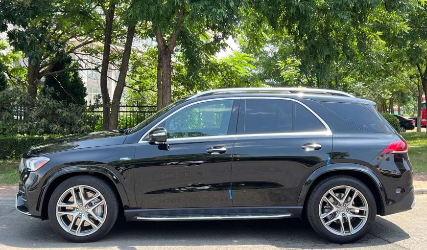 问界M9和奔驰GLE根本就不是一个档次的车。
网上经常有人说问界M9对标的是奔驰
