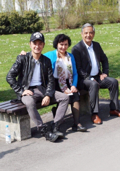 原来小尼家是重组家族，小尼爸爸带了一个儿子一个女儿，小尼妈妈带了一个儿子，两人再