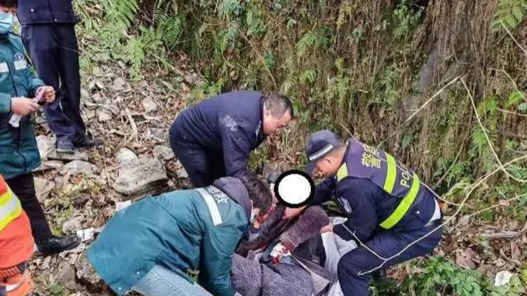 尿急下车方便离奇失踪，10小时后在高速路桥下找到他