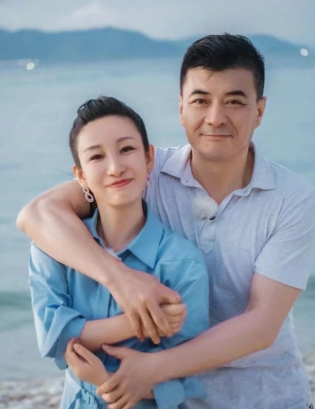 大8岁还是二婚，46岁的秦海璐选对了吗？
