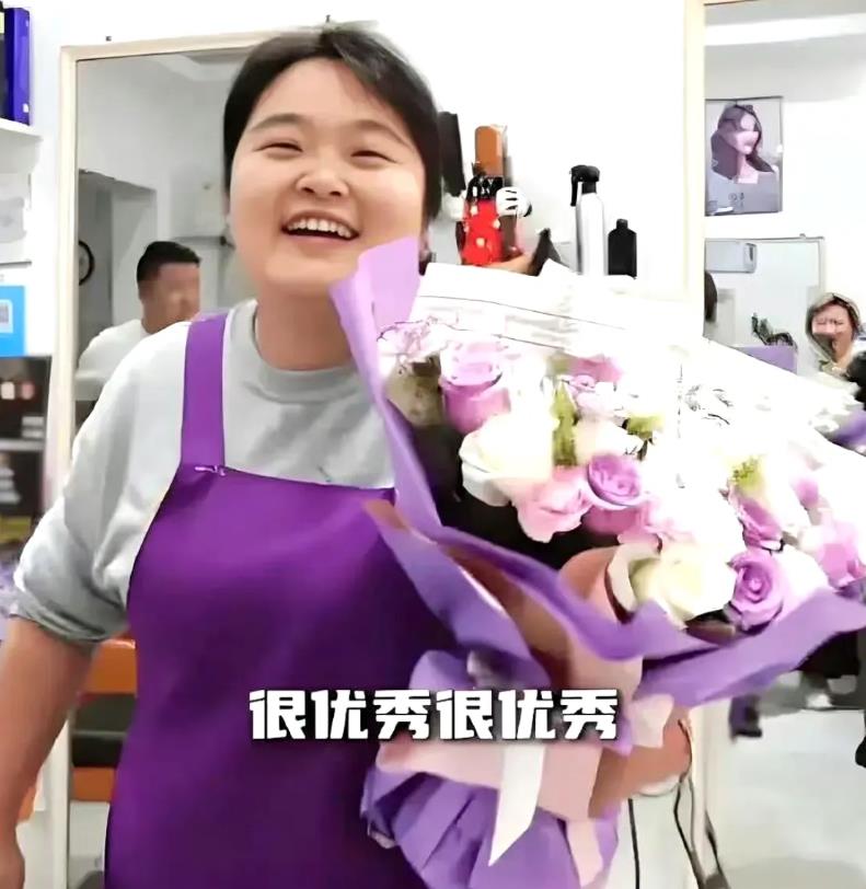 网红理发师晓华，瞒住了所有人！

1月2日，晓华突然冲上热搜，谁也没想到，一张照