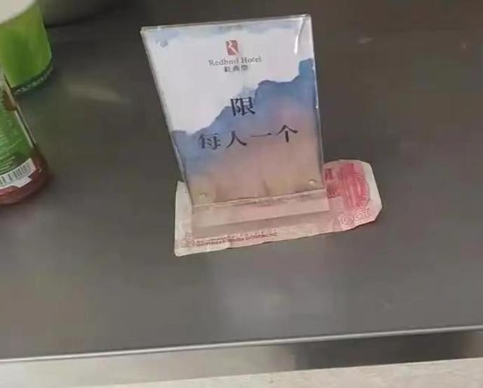 解放军救灾后吃饭留钱就走

                          