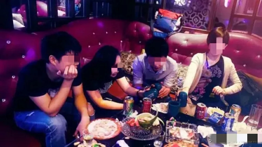 福建泉州，女子发现丈夫最近经常去KTV，觉得这事不简单，便尾随着丈夫来到KTV，