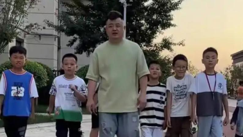 东北大哥和62个小学生拜把子，请客坐满两大桌