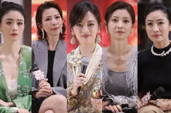 华妃，这次终于赢了甄嬛啊！
蒋欣的脸没变，孙俪是真的整个面相都变了，以前那么那么