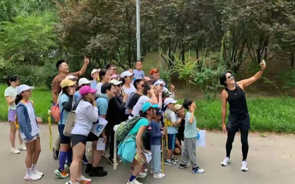 老年人周润发，没事儿跑朝阳公园瞎溜达头发乌黑，胡子花白，一张老脸看起来有点运动过