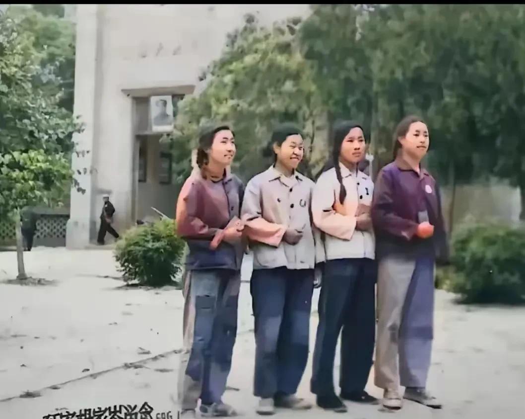 这张照片拍摄于1969年的6月1日，四名姑娘参观延安的杨家岭合影留念。
她们手捧